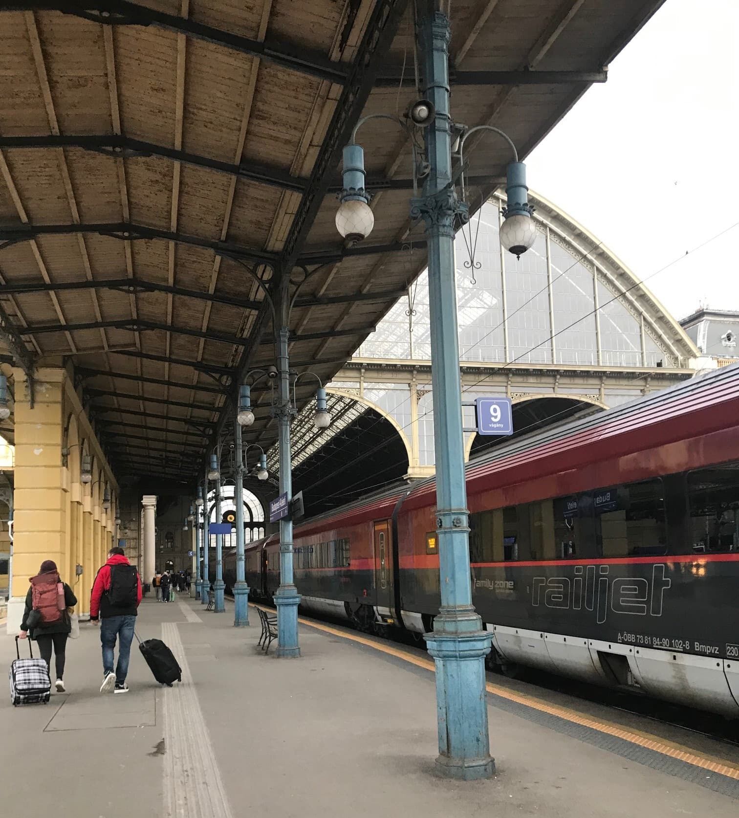 Ankunft am Bahnhof in Ungarn.